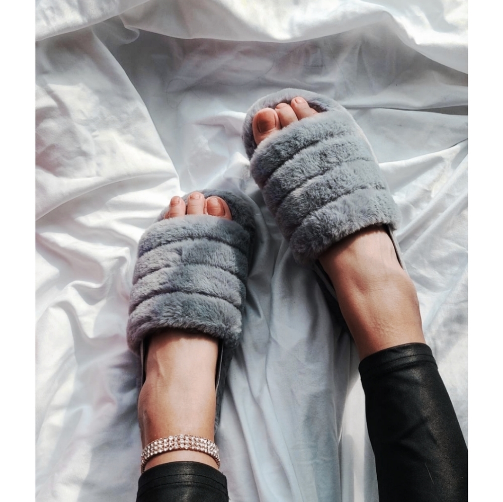 🚨The Comfy Collection// grey fur slide - Picture 4 of 7